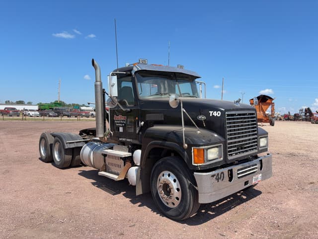 Image of Mack T40 equipment image 2