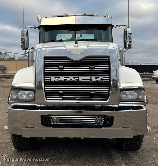 Image of Mack TD713 equipment image 1