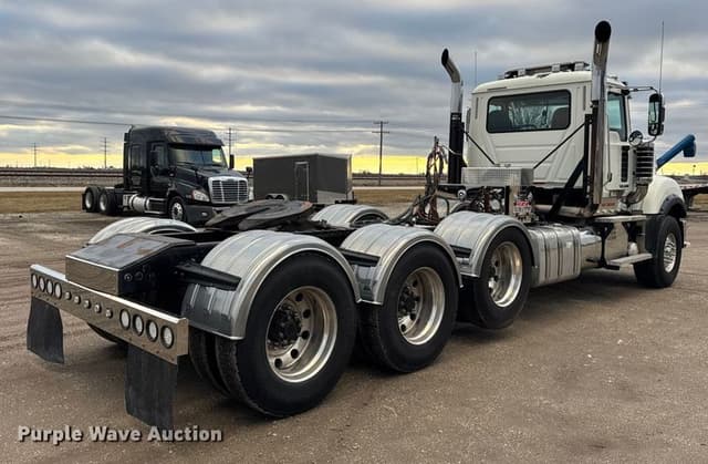 Image of Mack TD713 equipment image 4