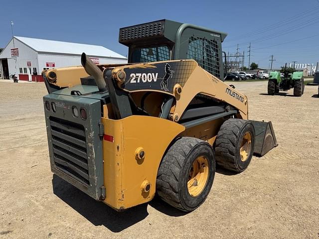 Image of Mustang 2700V equipment image 3