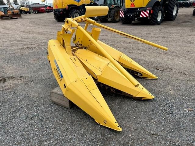 Image of New Holland 824 equipment image 2