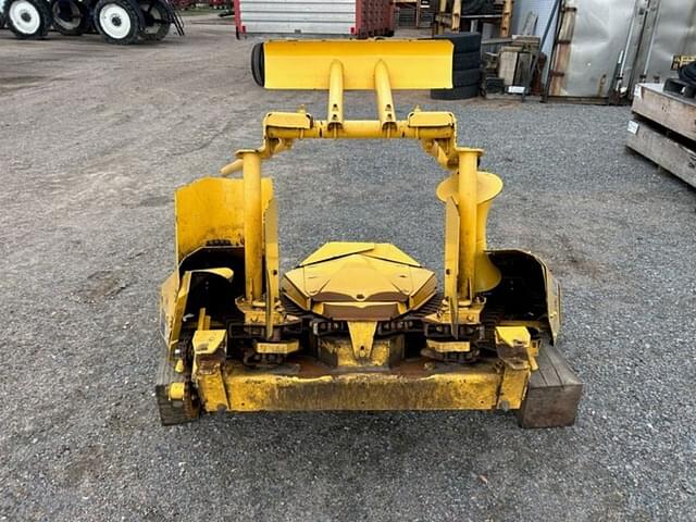Image of New Holland 824 equipment image 3