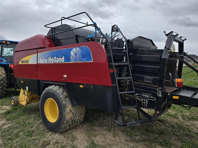 Image of New Holland BB9080 equipment image 2