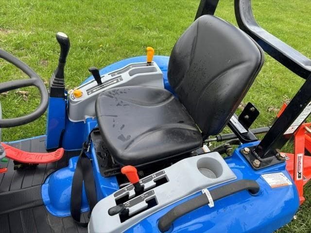 Image of New Holland Boomer 25 equipment image 4