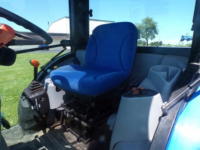 Image of New Holland Boomer 3040 equipment image 4