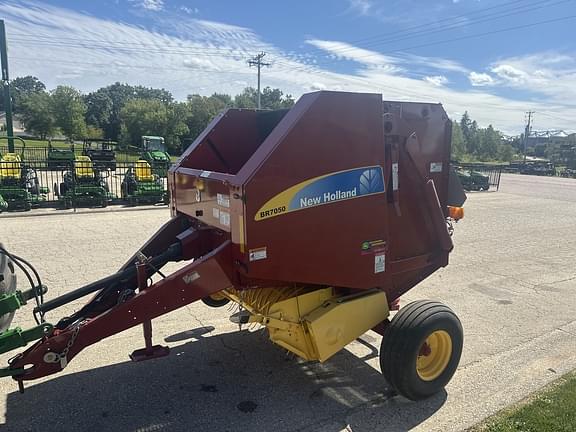 Image of New Holland BR7050 equipment image 4