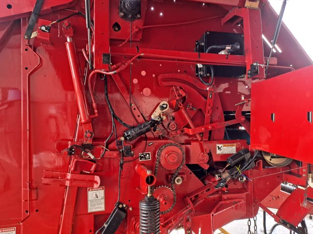 Image of New Holland BR7060 equipment image 2