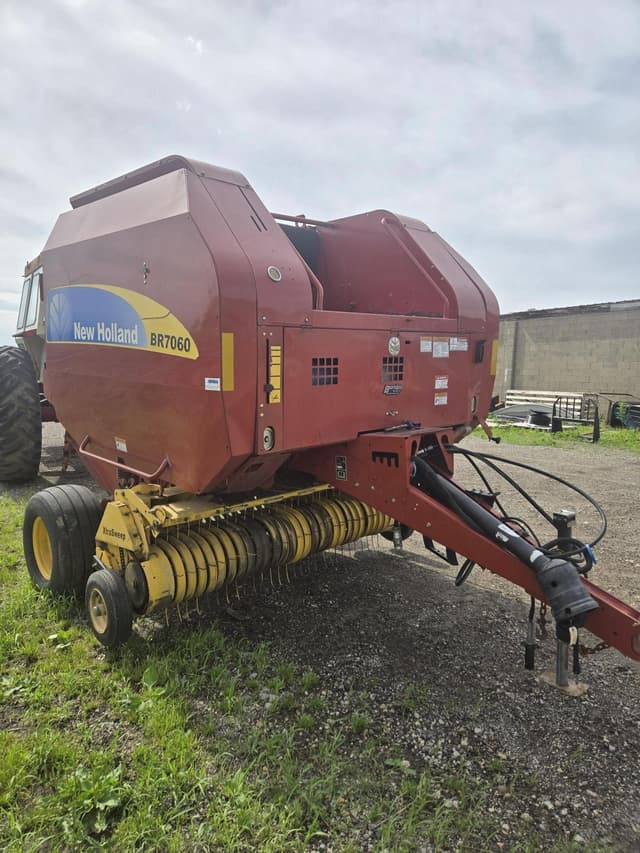 Image of New Holland BR7060 equipment image 3