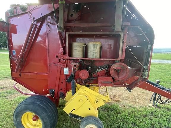 Image of New Holland BR7060 equipment image 2