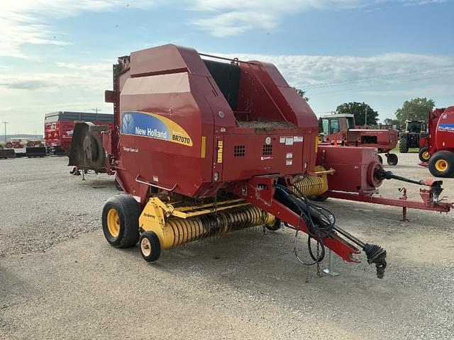 Image of New Holland BR7070 equipment image 2