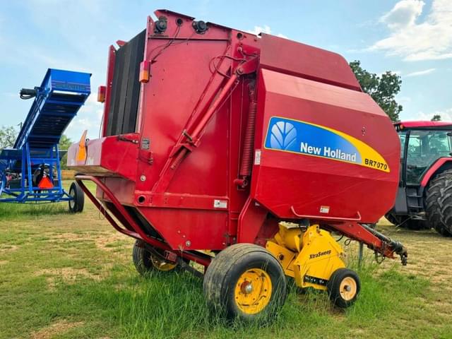 Image of New Holland BR7080 equipment image 2