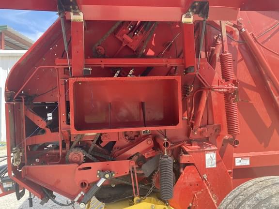 Image of New Holland BR7090 equipment image 2
