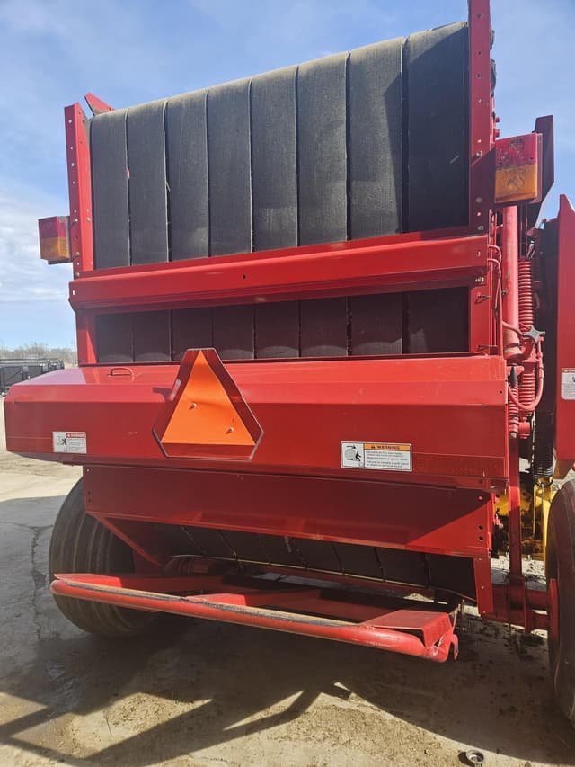 Image of New Holland BR7090 equipment image 3