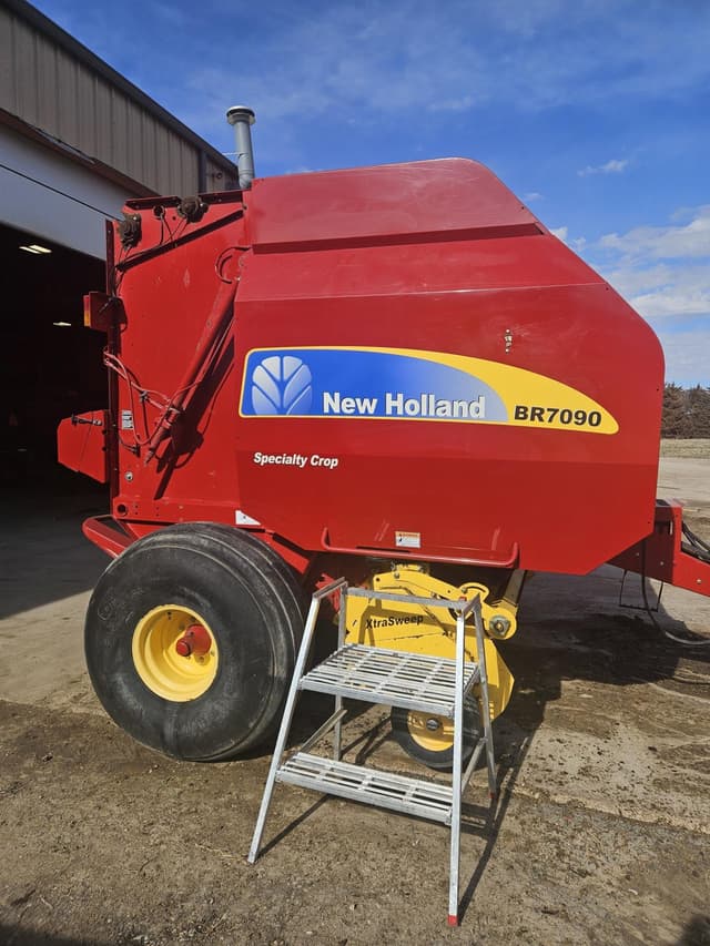Image of New Holland BR7090 equipment image 1