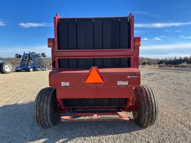 Image of New Holland BR7090 equipment image 4