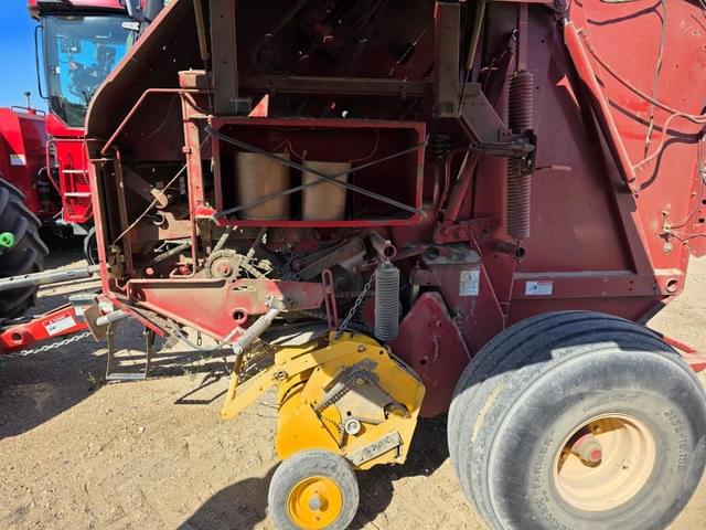 Image of New Holland BR7090 equipment image 2