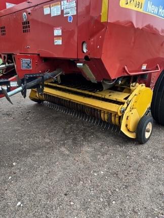 Image of New Holland BR7090 equipment image 2