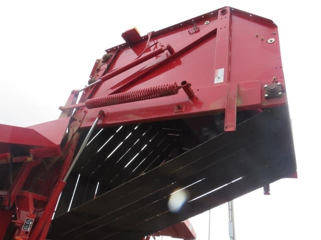 Image of New Holland BR7090 equipment image 2