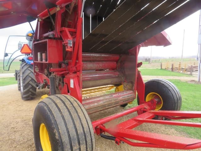 Image of New Holland BR7090 equipment image 1