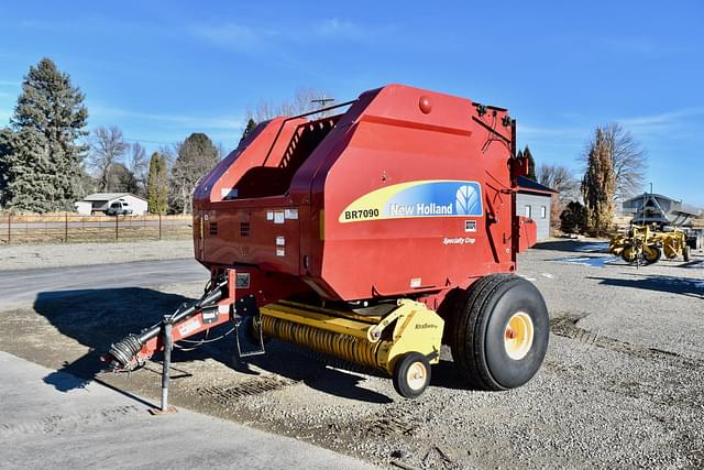 Image of New Holland BR7090 equipment image 1