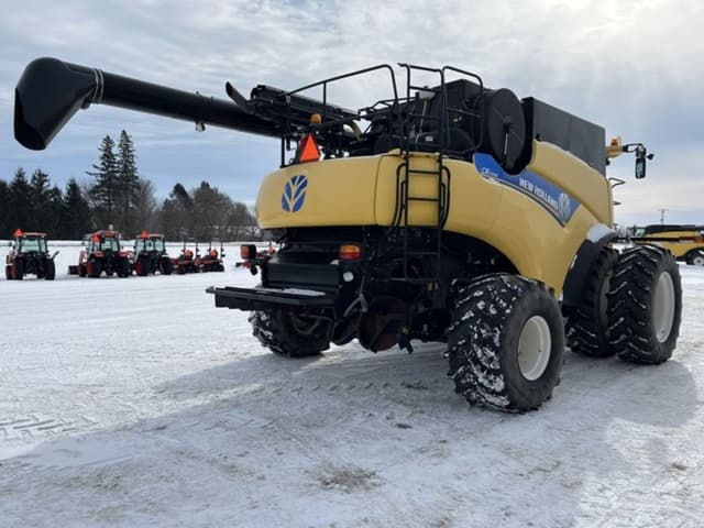 Image of New Holland CR7090 equipment image 4