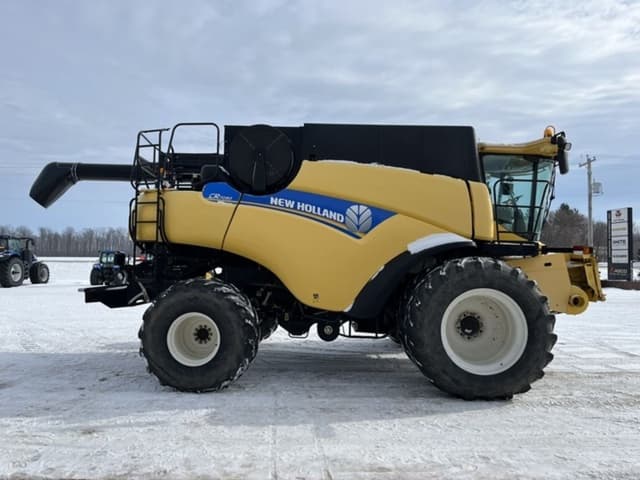 Image of New Holland CR7090 equipment image 3