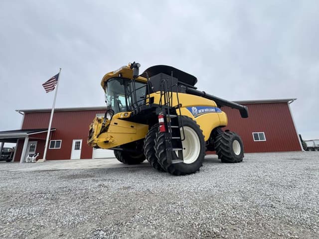 Image of New Holland CR7090 equipment image 1