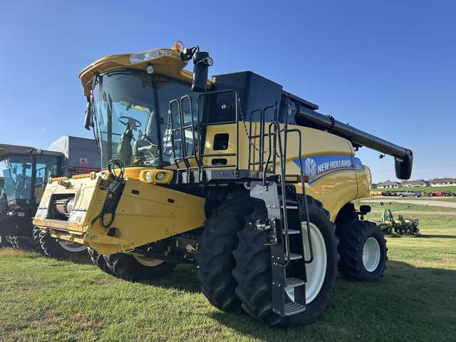 Image of New Holland CR8080 equipment image 2