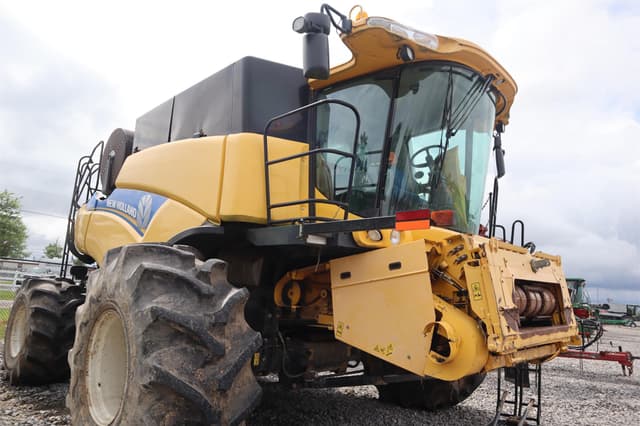 Image of New Holland CR8090 equipment image 1