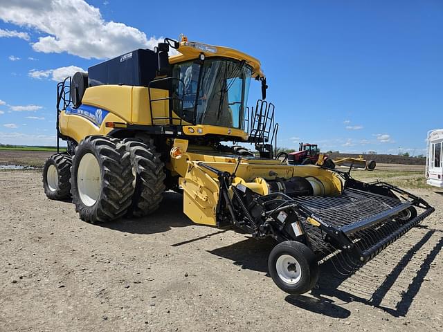 Image of New Holland CR8090 equipment image 2