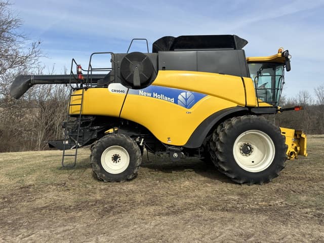 Image of New Holland CR9040 equipment image 2