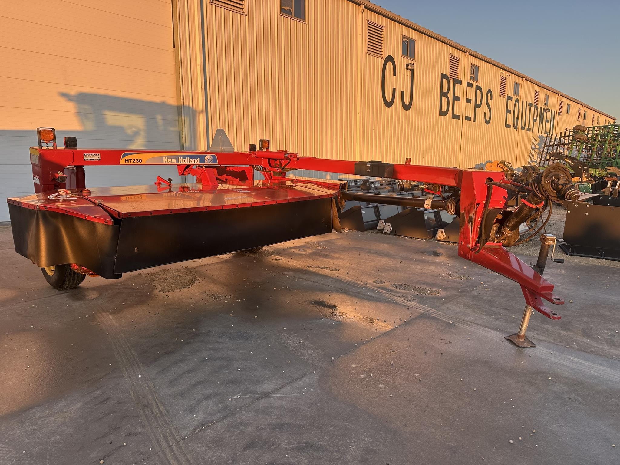 2012 New Holland H7230 Equipment Image0