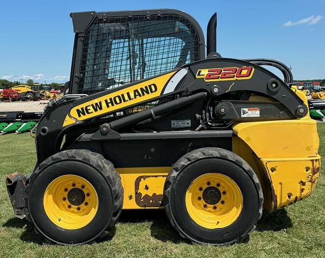 Image of New Holland L220 equipment image 2