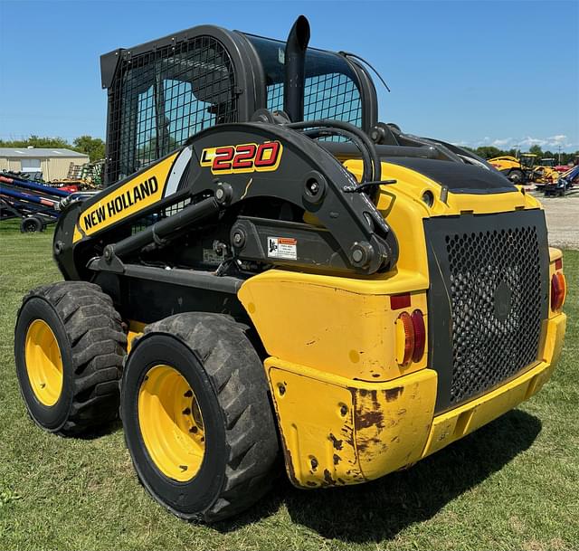 Image of New Holland L220 equipment image 3