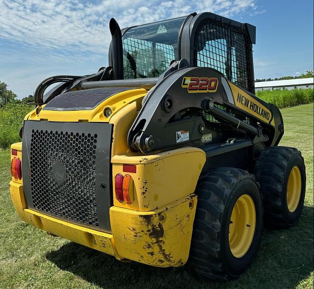 Image of New Holland L220 equipment image 4
