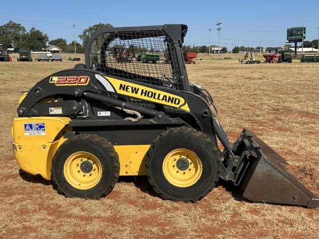 Image of New Holland L220 equipment image 1