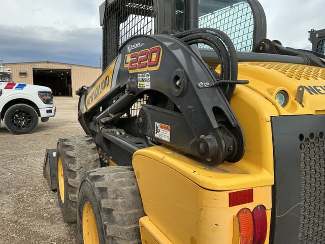 Image of New Holland L220 equipment image 4