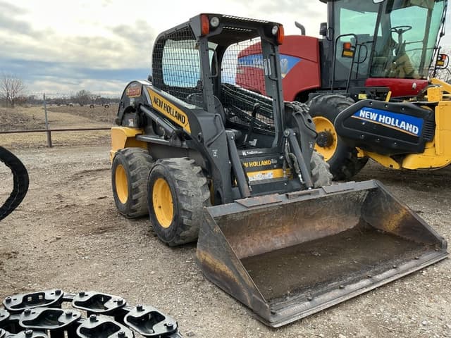 Image of New Holland L220 equipment image 2
