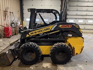 Image of New Holland L220 equipment image 2
