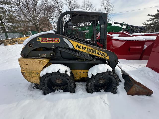 Image of New Holland L220 equipment image 4