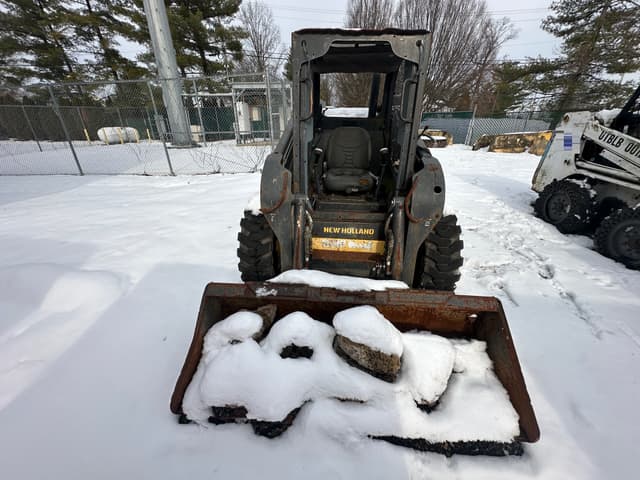 Image of New Holland L220 equipment image 2