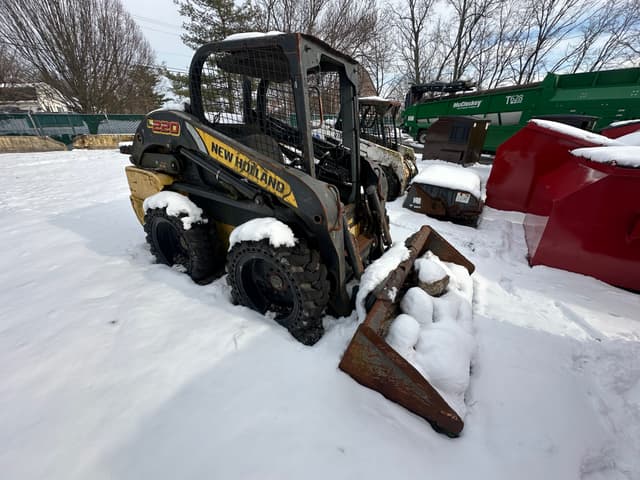 Image of New Holland L220 equipment image 3