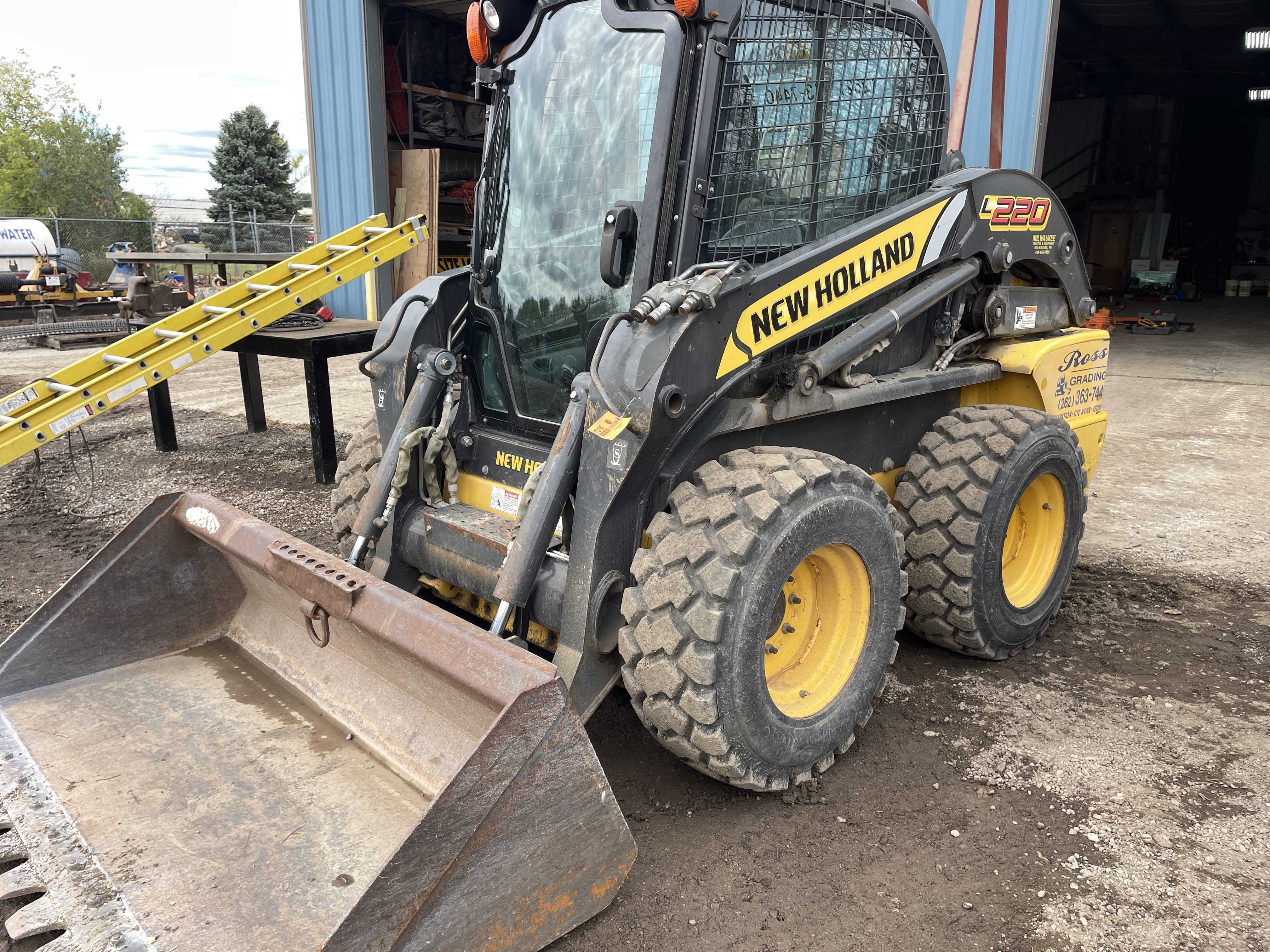 Main image New Holland L220