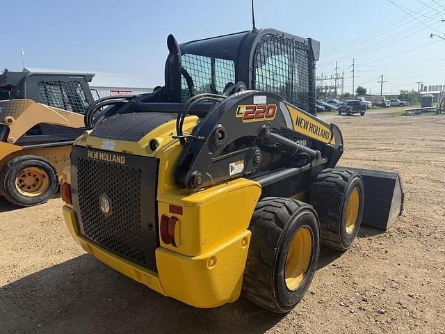 Image of New Holland L220 equipment image 3