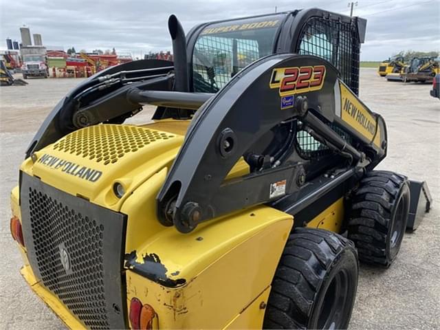 Image of New Holland L223 equipment image 4