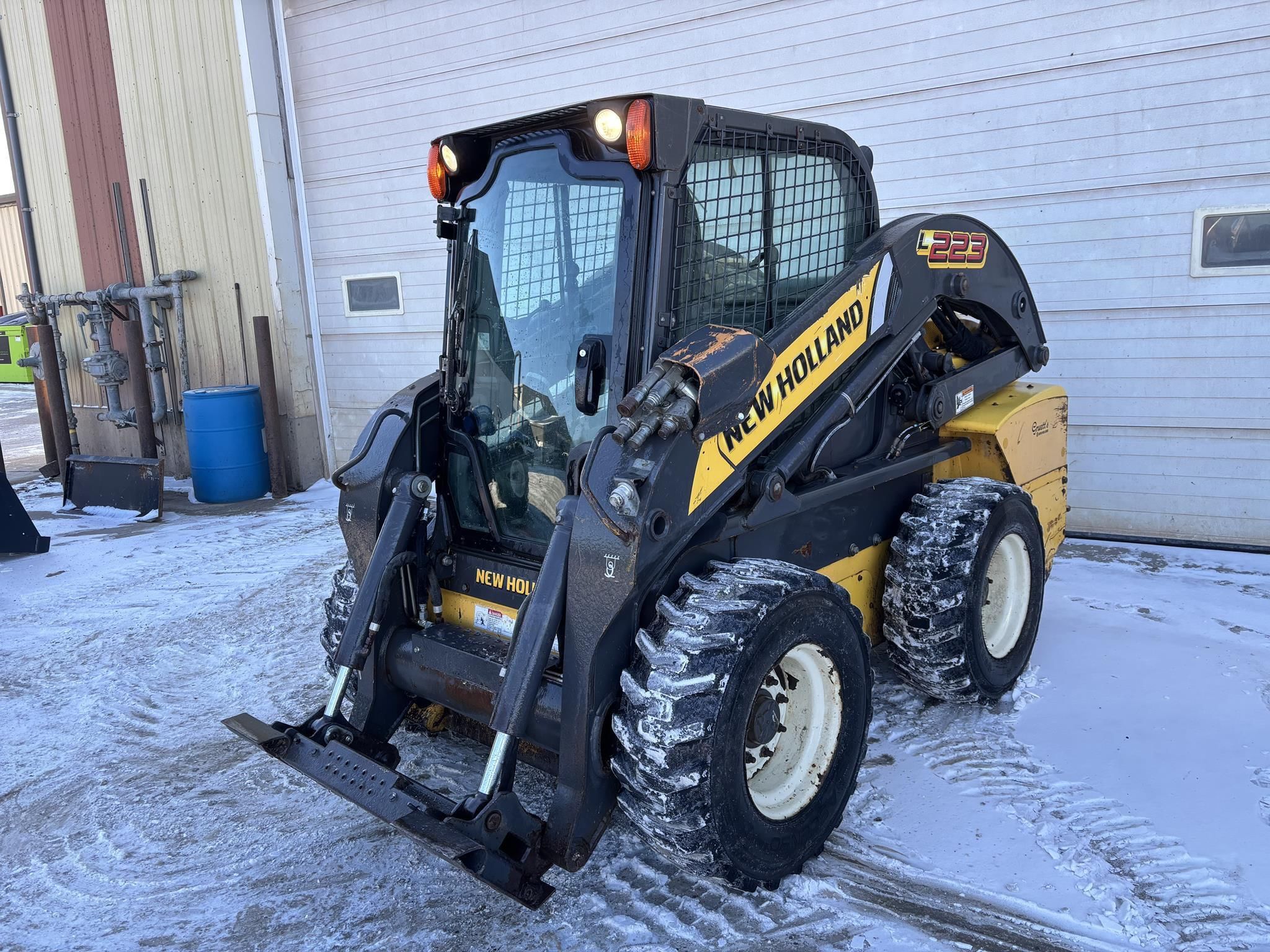 Main image New Holland L223