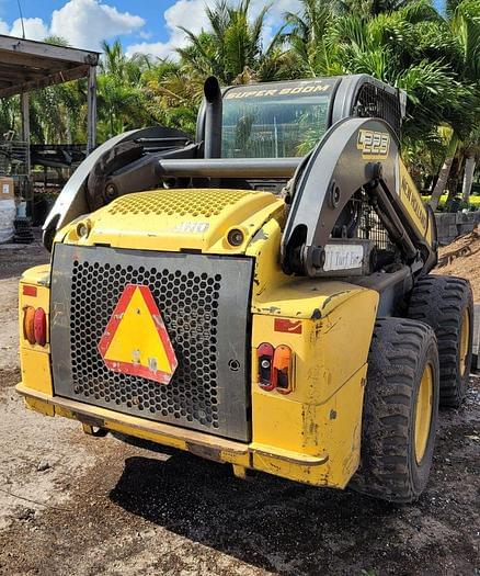 Image of New Holland L223 equipment image 3