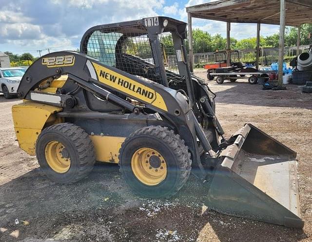 Image of New Holland L223 equipment image 2