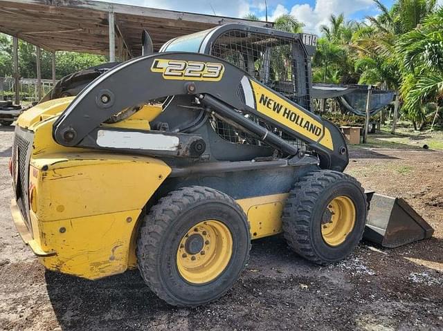 Image of New Holland L223 equipment image 4