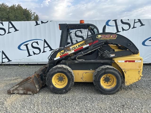 Image of New Holland L223 equipment image 1